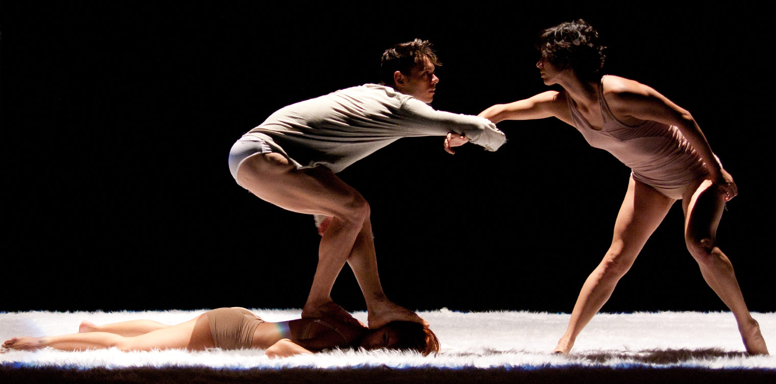Quasar Cia de Danca, Brazil, performing So Close. Choreography by Henrique Rodovalho. Photograph by Lu Barcelos.