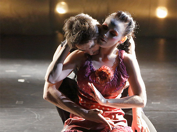 Members of Susanna Leinonen Company (Helsinki, Finland) in Romeo & Juliet. Choreography by Susanna Leinonen and Jouka Valkama. Photographer: Heikki Tuuli.