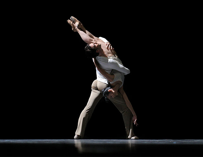 Members of Dresden Semperoper Ballett (Germany) performing On the Nature of Daylight. Choreography by David Dawson. Photo by Shinji Suzuki.